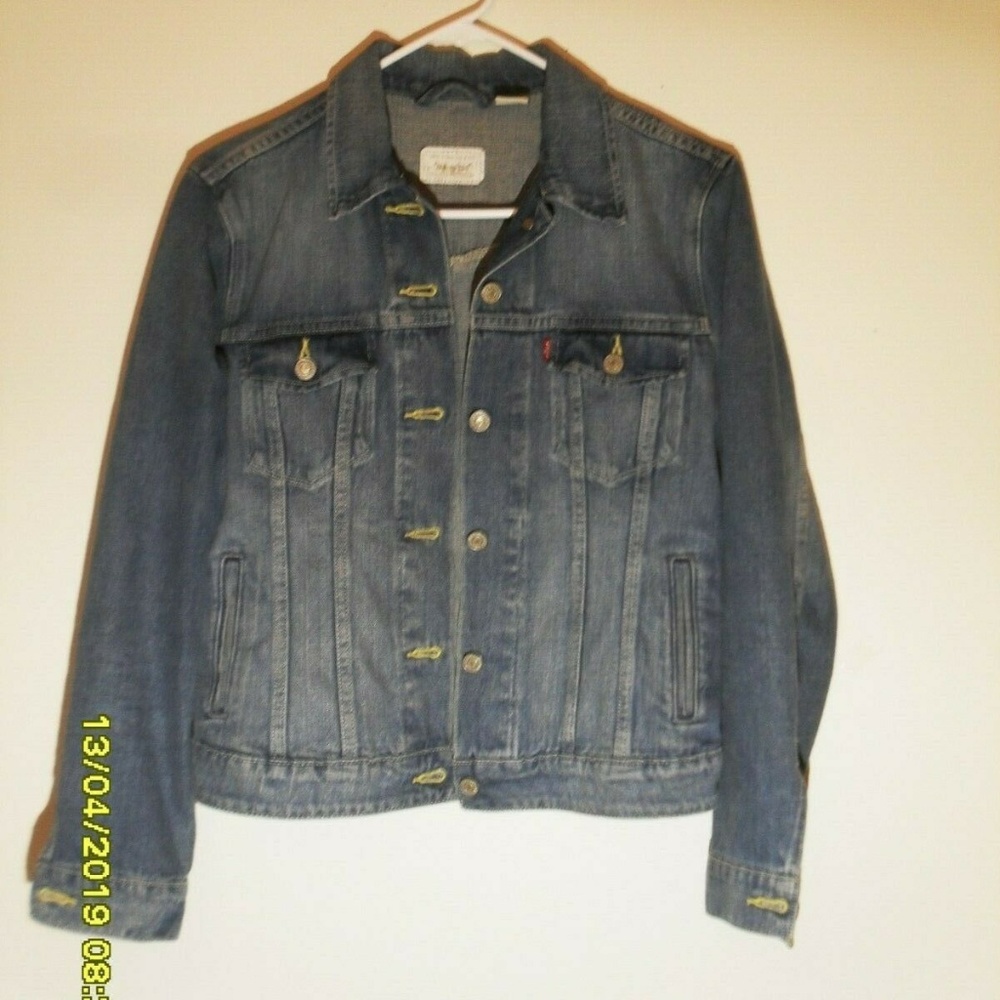 WOMEN'S LEVIS JEAN JACKET  SIZE SMALL   RED TAG/WH